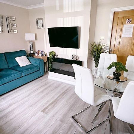 Entire 3-Bedroom Home In Oldham - Guest House Bagian luar foto