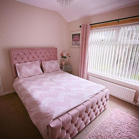 Entire 3-Bedroom Home In Oldham - Guest House Bagian luar foto