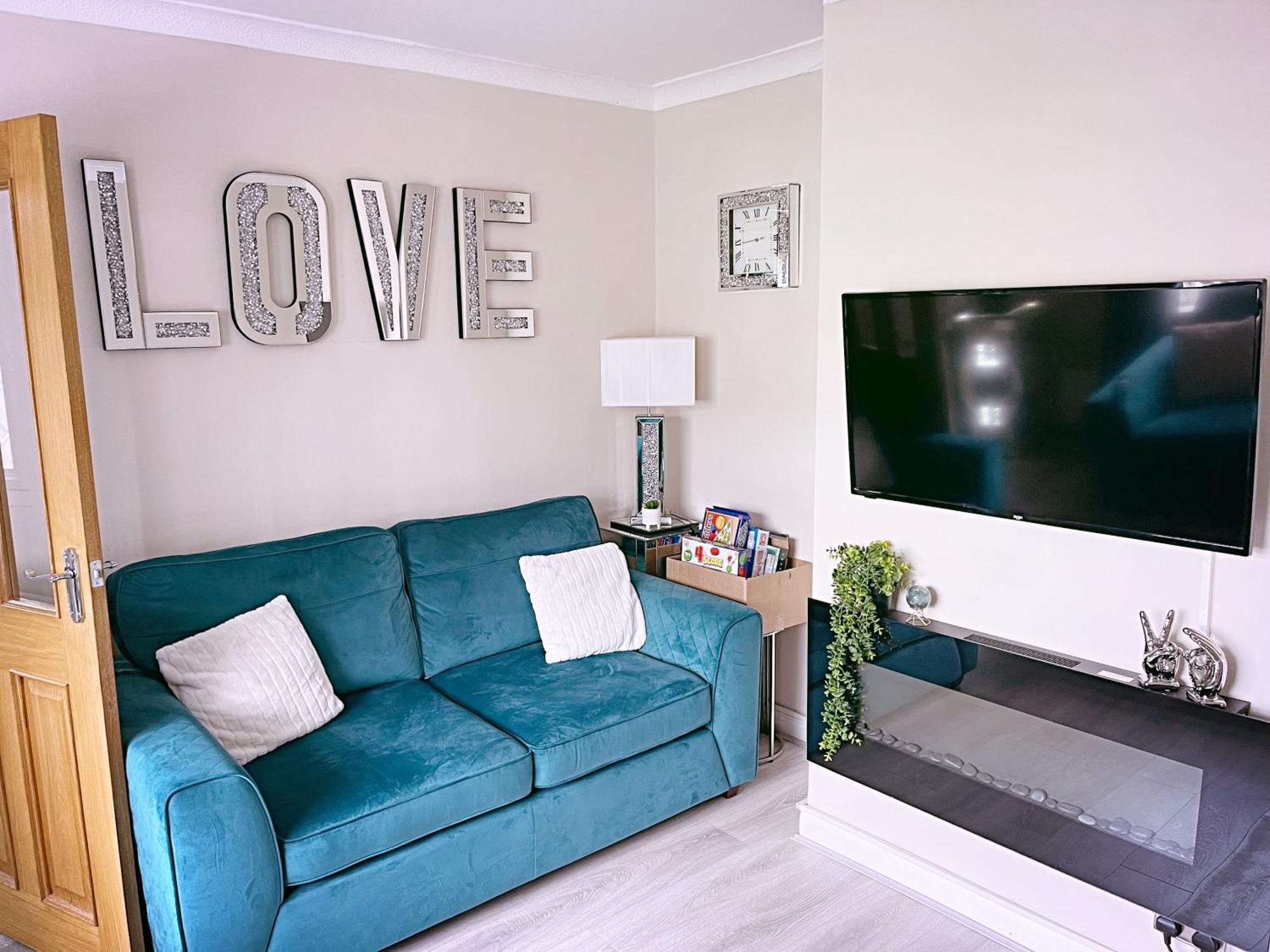 Entire 3-Bedroom Home In Oldham - Guest House Bagian luar foto