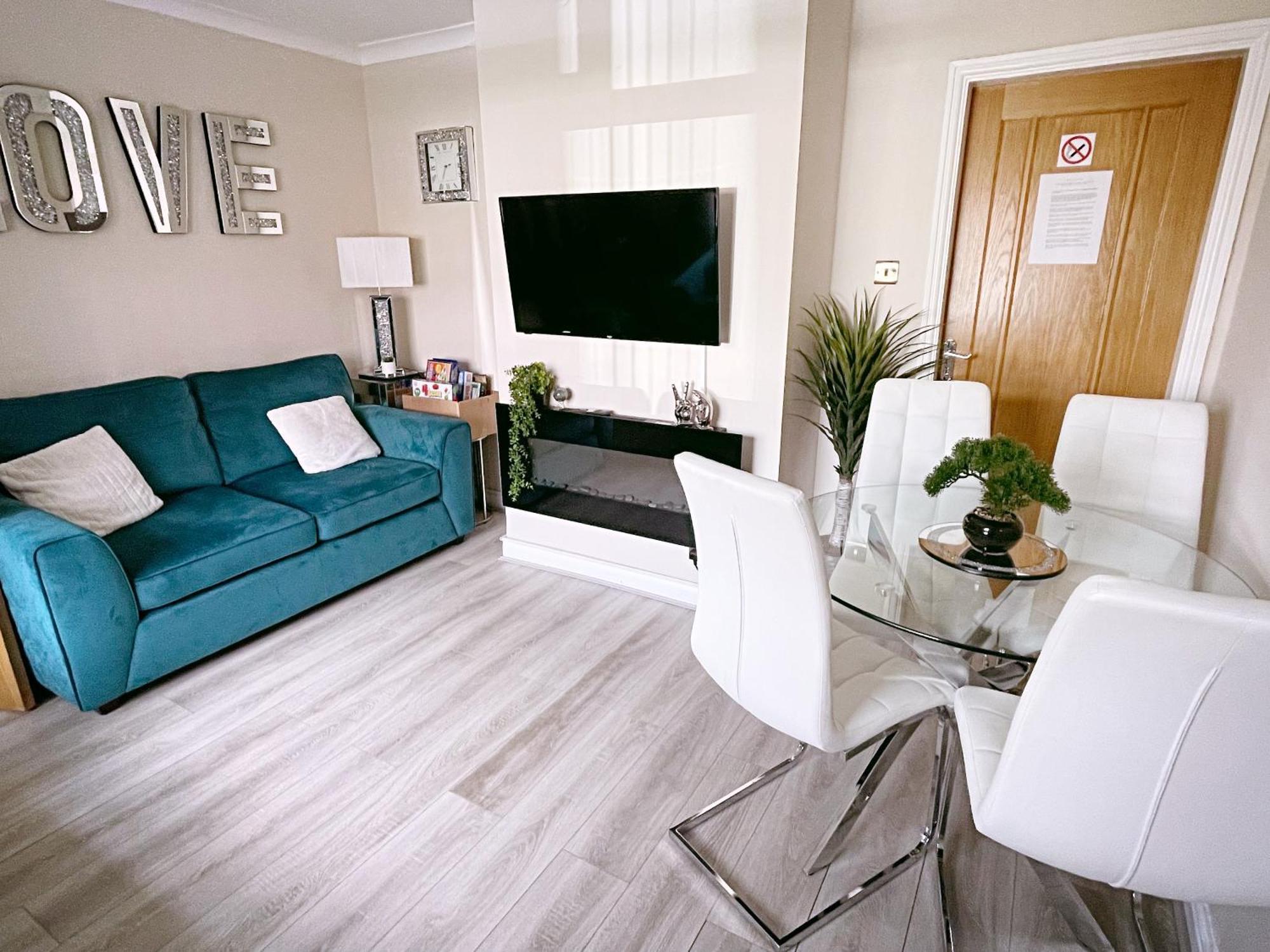 Entire 3-Bedroom Home In Oldham - Guest House Bagian luar foto