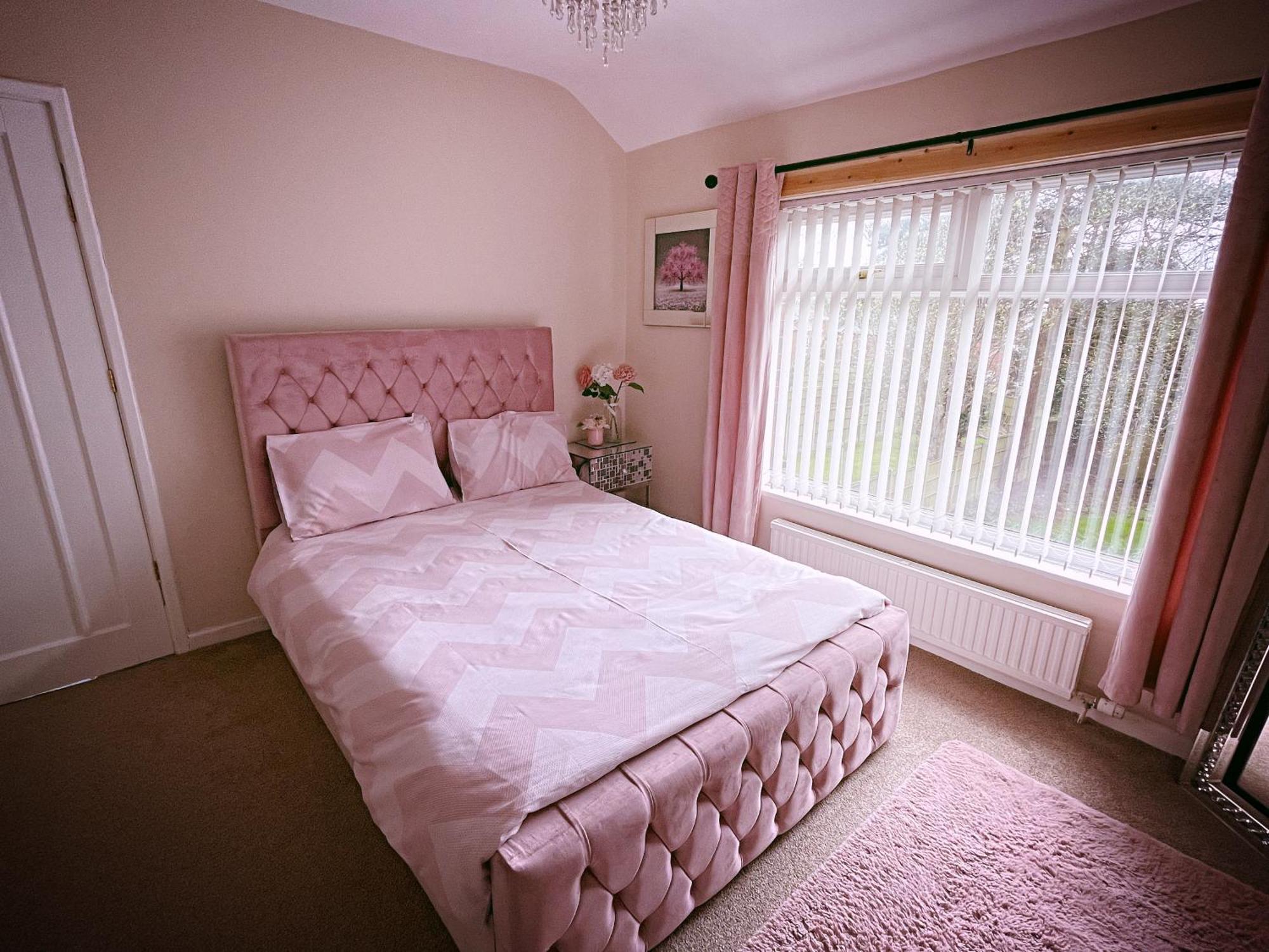Entire 3-Bedroom Home In Oldham - Guest House Bagian luar foto